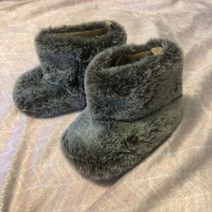 Rising Star Baby Boots Size 6-9 Months Faux Fur, Excellent Condition